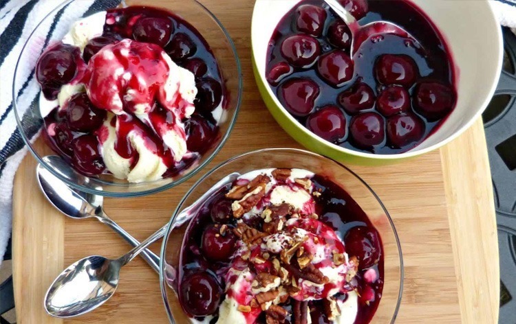 vanilla ice cream with cherry sauce